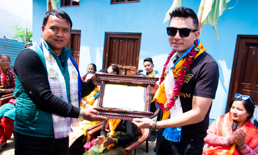 Rabindra receiving a gift